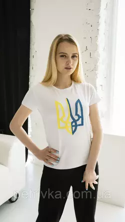 Женская патриотическая футболка "Тризуб", вышитая на белой ткани синими и желтыми нитями Н-02