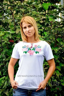 Жіноча вишита футболка Ружі А-20