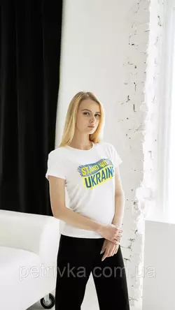 Патриотическая женская футболка с вышитой надписью "Стоя из Украины" на белой ткани Н-01