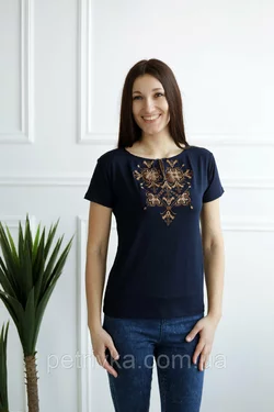 Жіноча футболка з вишитими візерунками